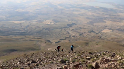 Zirveye 9 saatlik yürüyüşle ulaştılar