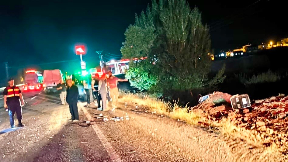 Otomobil traktöre çarptı 1 kişi yaralandı