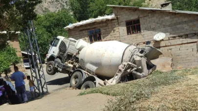 Beton mikseri ahırın üzerine yan yattı