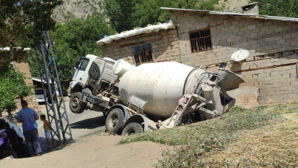 Beton mikseri ahırın üzerine yan yattı
