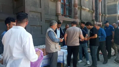 Kars’ta vatandaşlara aşure dağıtıldı