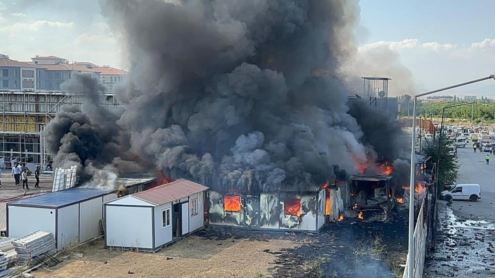 Hırdavat malzemelerinin satıldığı iş yerinde yangın