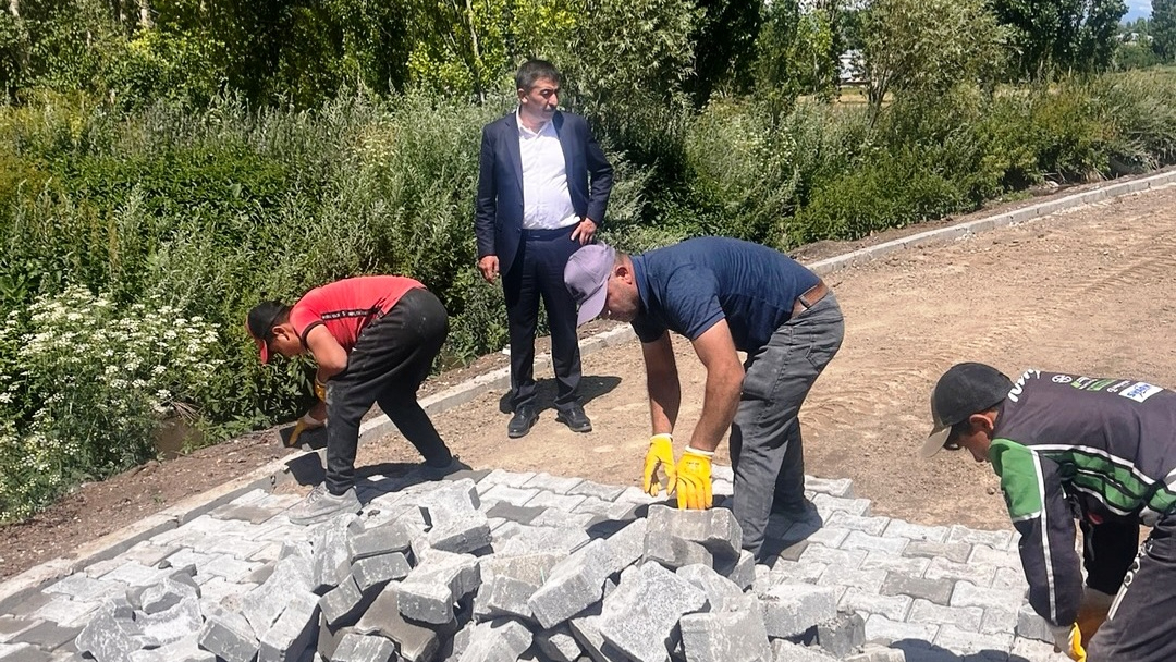 Susuz’da yol ve kaldırım çalışmaları devam ediyor
