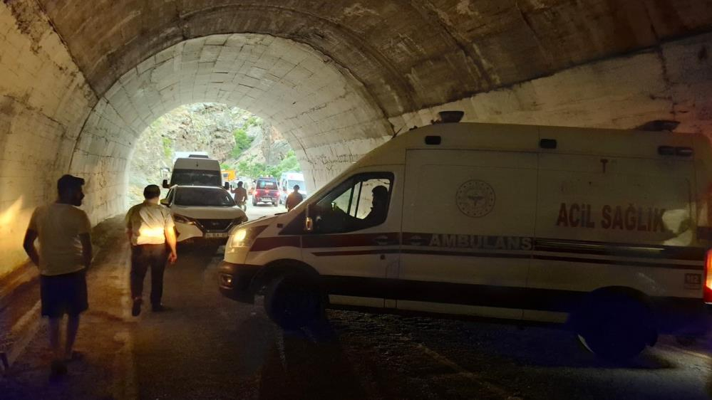 Tünelde trafik kazası: 8 yaralı