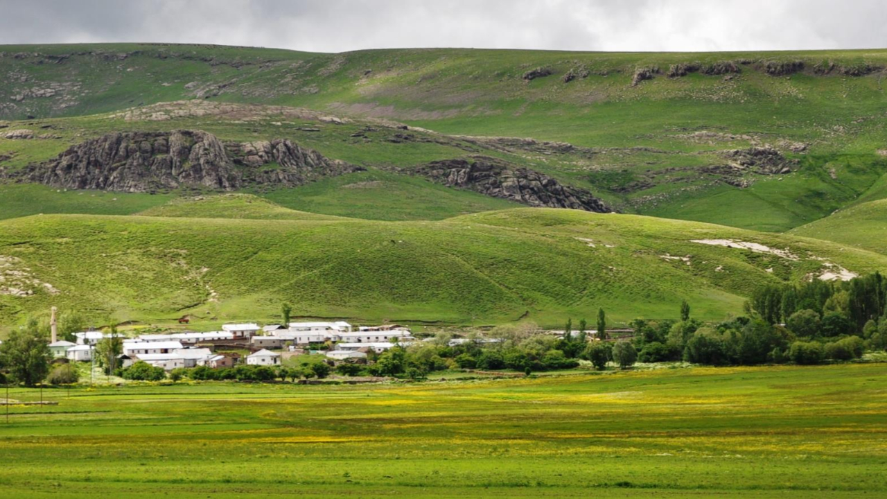 Kars’ta, yıldırımlar elektrikli cihazları kullanılamaz hale getiriyor