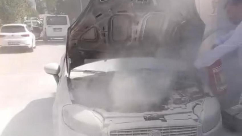 Park halindeki otomobilde yangın çıktı
