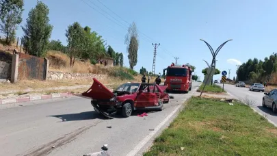 Otomobille kamyonet çarpıştı 4  kişi yaralandı