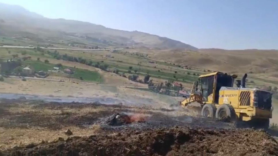 Anız yangınına kepçe ile müdahale edildi