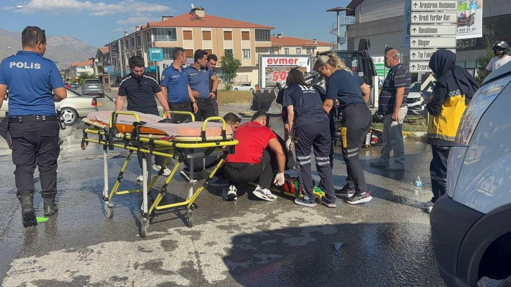 Otomobil ile motosiklet çarpıştı 2 kişi yaralandı