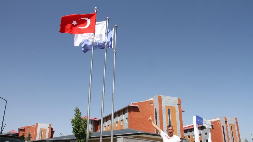 Erzurum spor tesislerindeki bayraklar yenilendi