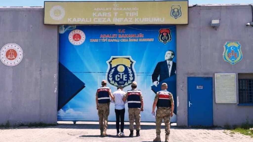 Jandarma 6 yıl 8 ay hapis cezası ile aranan şahsı yakaladı