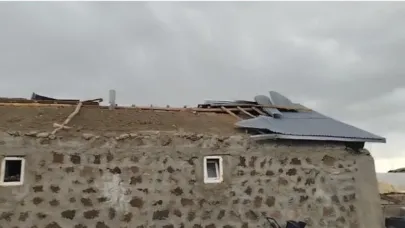 Fırtına ev ve ahırların çatısını uçurdu