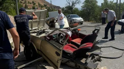 Aydınlatma direğine çarpan Tofaş ikiye bölündü