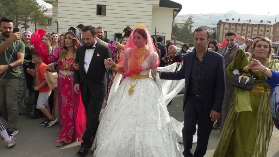 Aşiret mensubunun görkemli düğünü