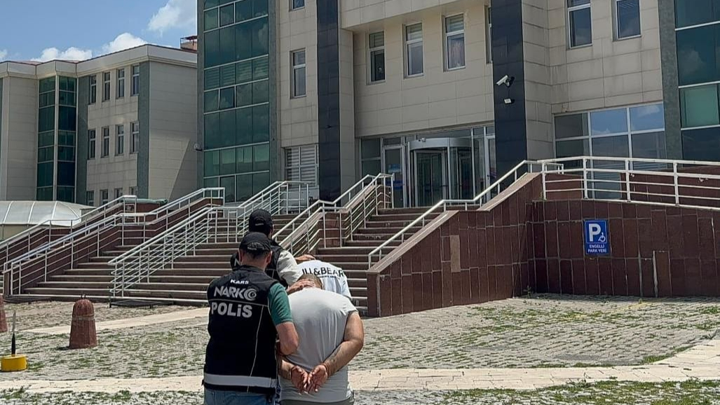 Otobüste uyuşturucu madde ile yakalanan 2 şahıs tutuklandı