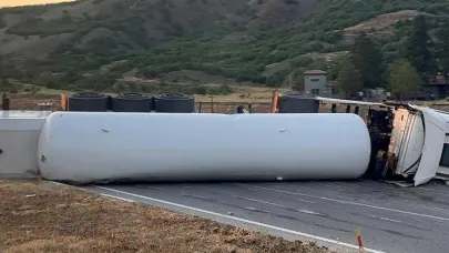 Kimyasal gaz yüklü tır devrildi