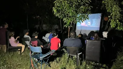 Öğretmen Ümit Aramaz, köyde çocuklara sinema keyfi yaşattı