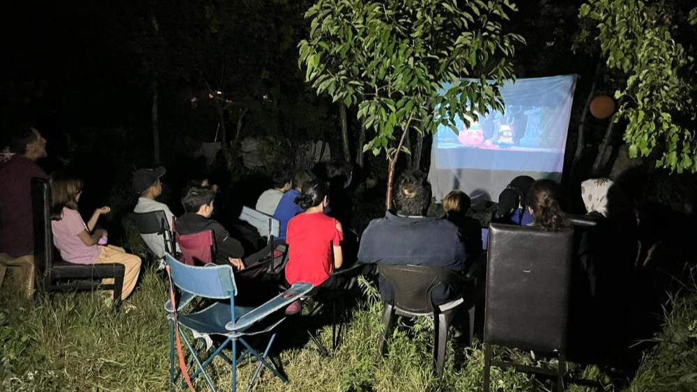 Öğretmen Ümit Aramaz, köyde çocuklara sinema keyfi yaşattı