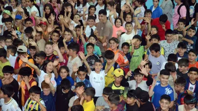 Sarıkamış Belediyesi 500 öğrenciye forma hediye etti