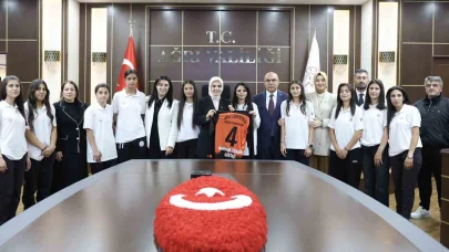 Ağrı kadın futbol takımı, Bakan Göktaş’la bir araya geldi