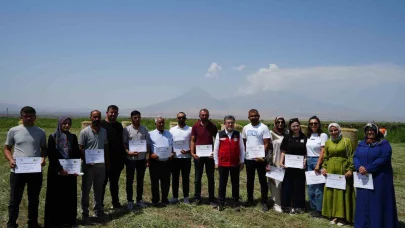 Bakan Yumaklı, Iğdır’da ’Kırsalda Bereket Hayvancılığa Destek Projesi’ kapsamında ilk hayvan teslim törenine katıldı