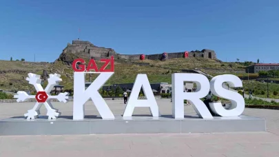 Cumhurbaşkanı Erdoğan’ın çağrısıyla Kars Kalesi bayraklarla donatıldı