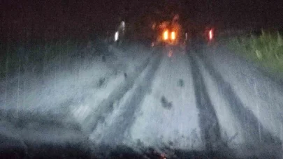 Dolu yağışı karayolunu beyaza bürüdü, sürücüler zor anlar yaşadı