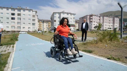 Darp edilen engelli kadına akülü araç verildi