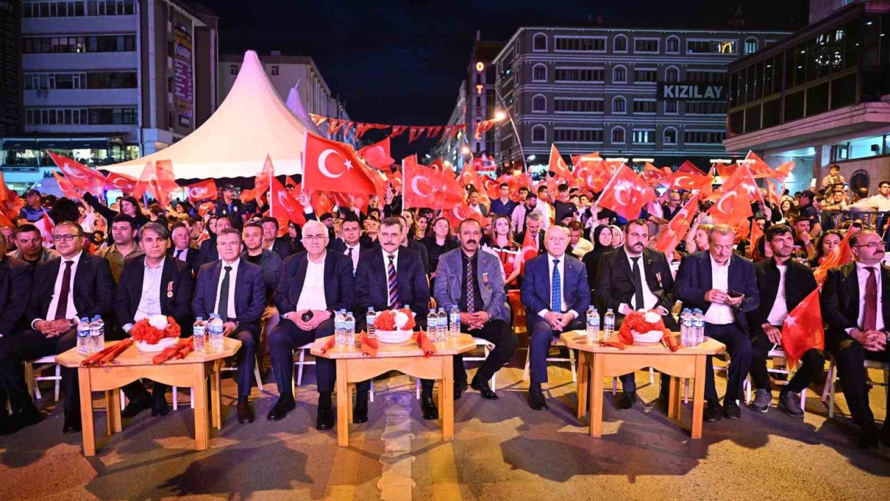 Erzurum’da demokrasi nöbetine yoğun katılım