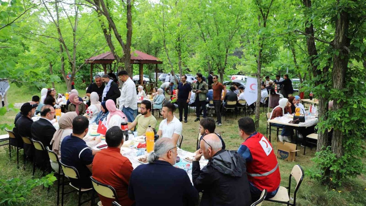 Gazzeli öğrenciler piknikte bir araya geldi