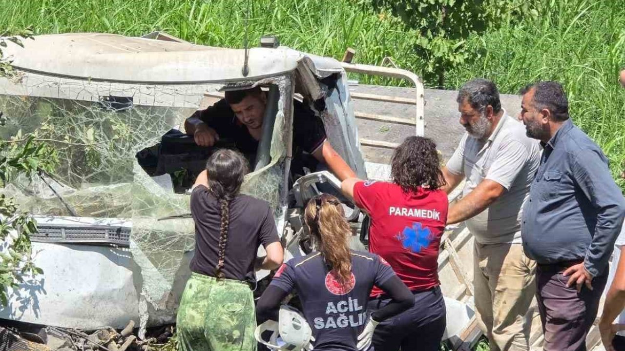 Süt toplama kamyoneti şarampole yuvarlandı