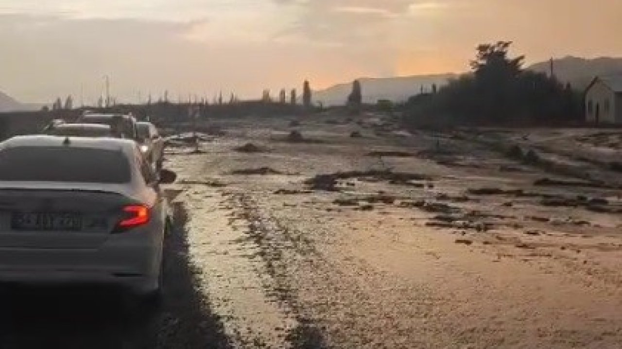 Kağızman-Iğdır karayolu sel nedeniyle ulaşıma kapandı