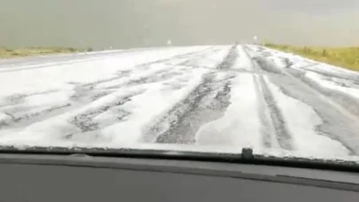 Kars-Selim karayolu dolu yağışıyla beyaza büründü