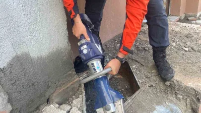 Kars’ta soba bacasına düşen yavru köpekler kurtarıldı
