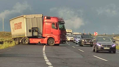 Kayan tır yolu kapattı: 4 kilometrelik kuyruk oluştu
