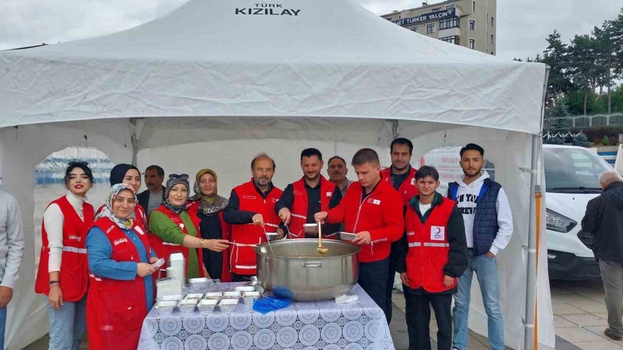 Erzurum Kızılay aşure dağıttı