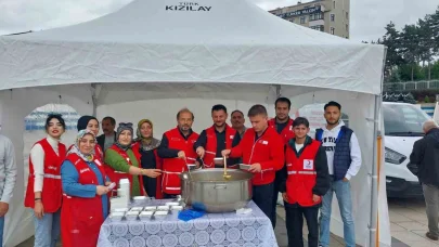 Kızılay aşure dağıttı