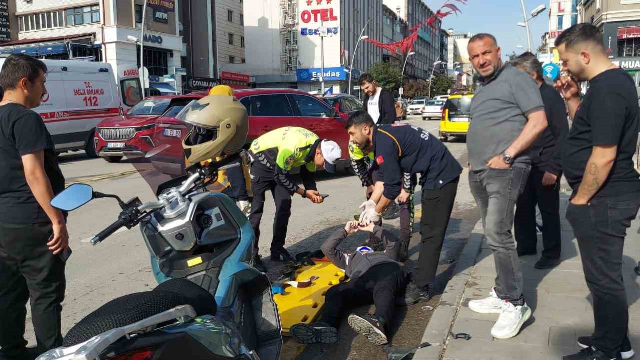 Yola savrulan motosiklet sürücüsü telefonu bırakmadı
