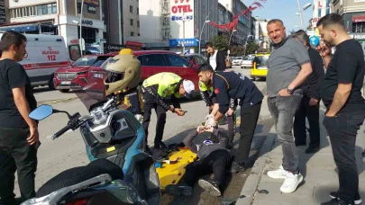 Motosiklet sürücüsü yola savruldu, cep telefonuyla iletişimini kesmedi