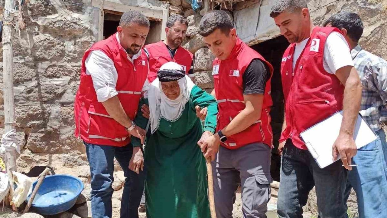90 yaşındaki kadına Kızılay kucak açtı