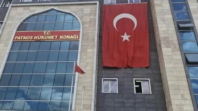 Patnos’ta sokaklar al bayrakla donatıldı