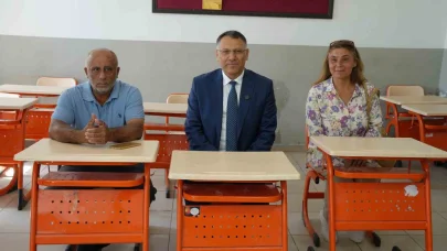 Rektör, 50 yıl sonra ilkokul öğretmeni ile ilk harfleri öğrendiği sıralara geri döndü