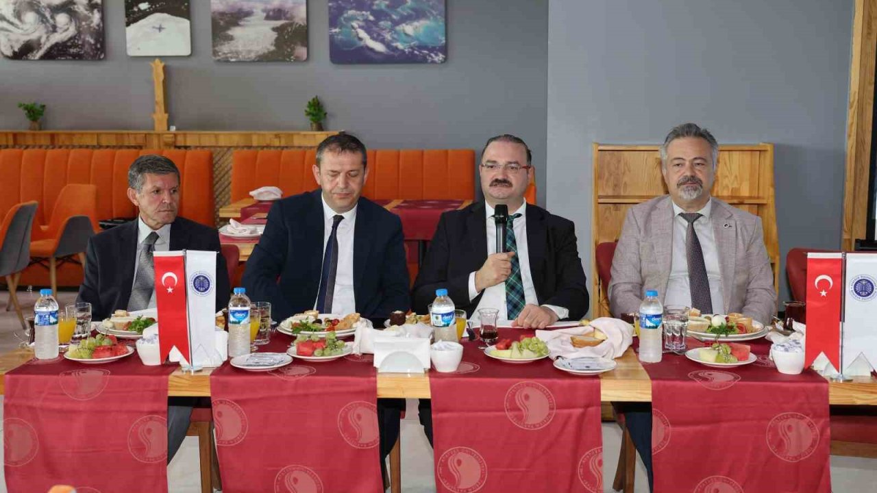 Rektör Hacımüftüoğlu okul yöneticileriyle buluştu
