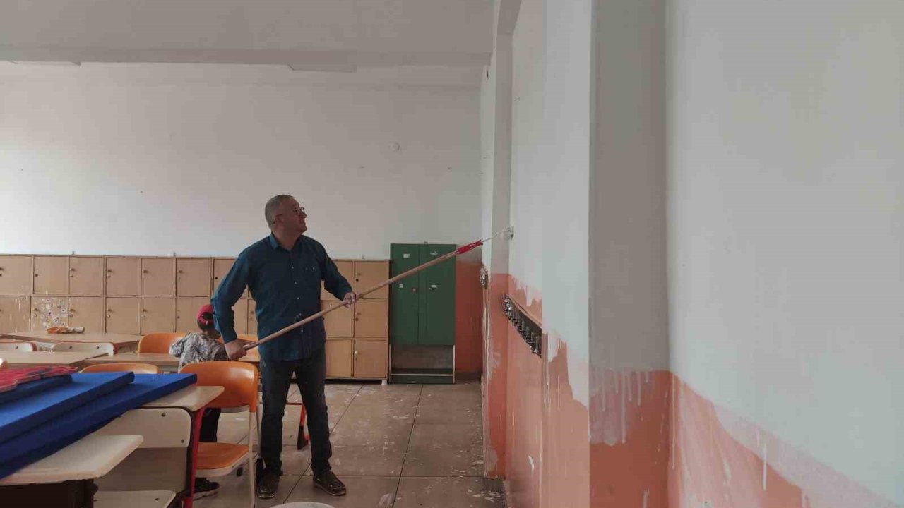 Öğretmen ve idareciler okulu onarıyorlar