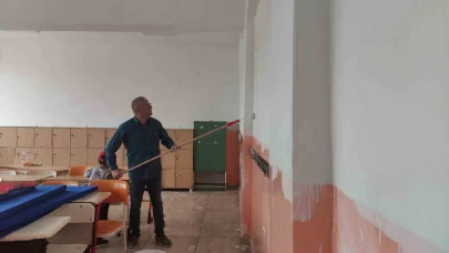 Tatil yerine okulu onarıyorlar