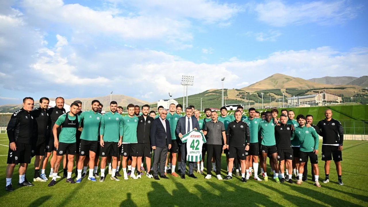 Vali Çiftçi, Erzurum'da kamp yapan Konyaspor'u ziyaret etti