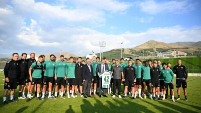 Vali Çiftçi, Erzurum'da kamp yapan Konyaspor'u ziyaret etti