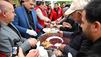 Vali Çiftçi vatandaşlara aşure dağıttı