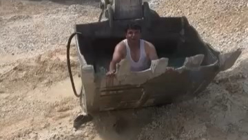 İşçiler kepçeyi havuza çevirdi
