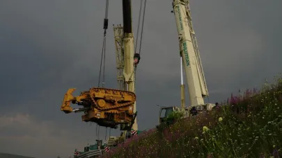Uçuruma yuvarlanan dozer yüklü dorse 2 saatte çıkartıldı